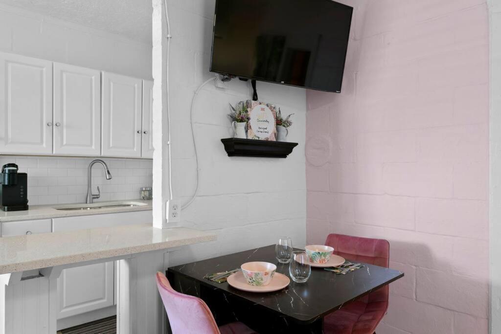 The Pink Oasis Waterfront 1 Bed Apt Tampa Exterior foto